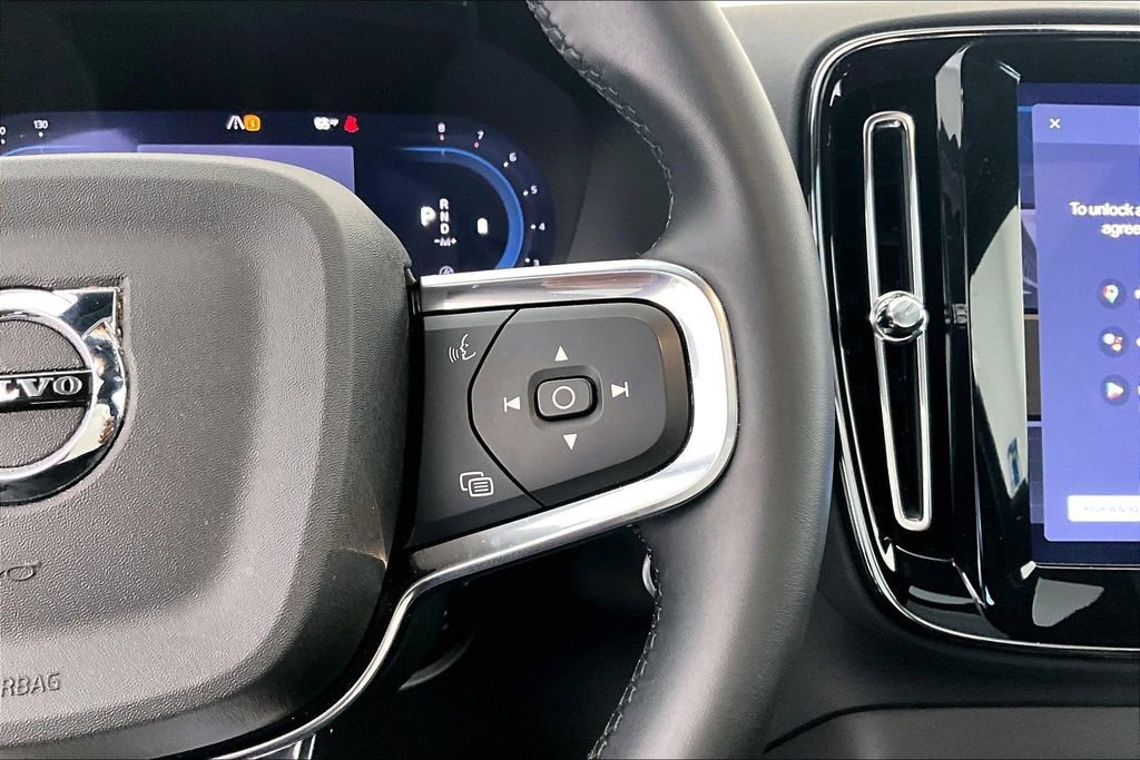 Certified 2025 Volvo XC40 B5 Plus image 28