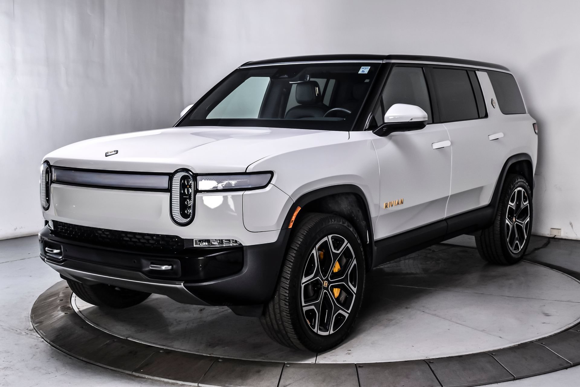 Used 2024 Rivian R1S Adventure AWD/4WD image 2