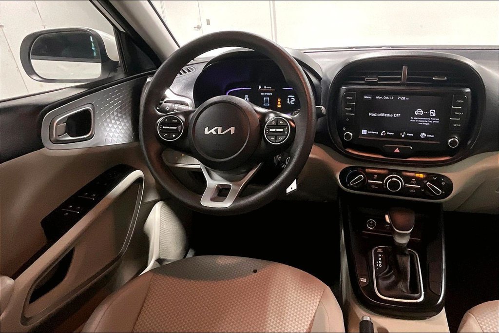 Used 2025 Kia Soul LX w/ LX Technology Package FWD image 6
