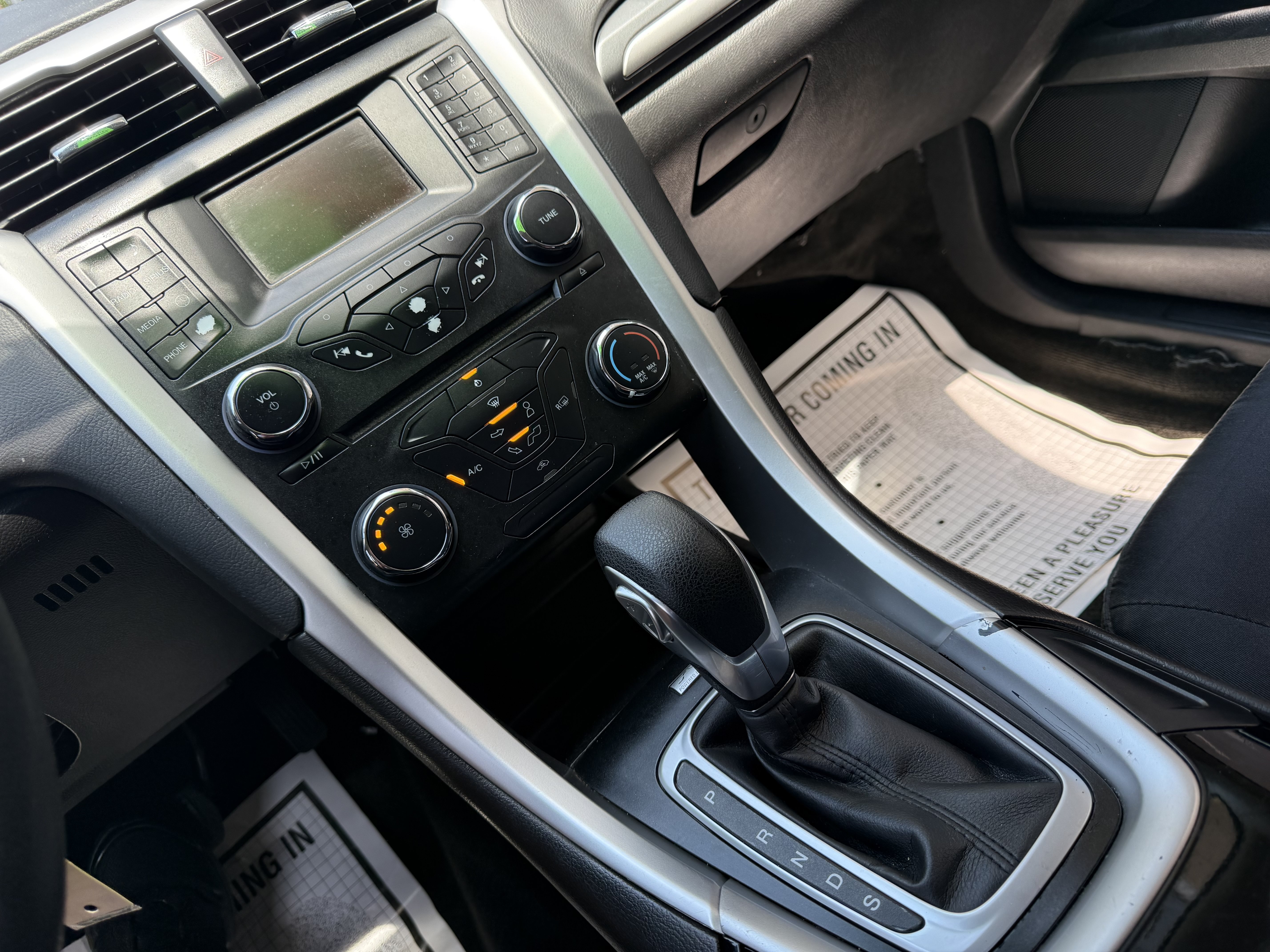 Used 2015 Ford Fusion SE FWD image 16