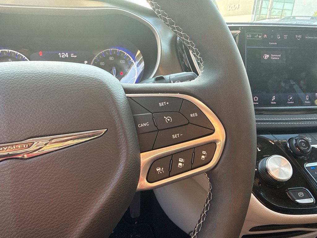 Used 2023 Chrysler Pacifica Touring-L AWD/4WD image 8