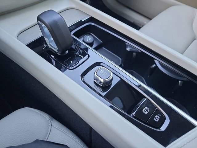 Used 2023 Volvo XC60 T8 Plus image 28