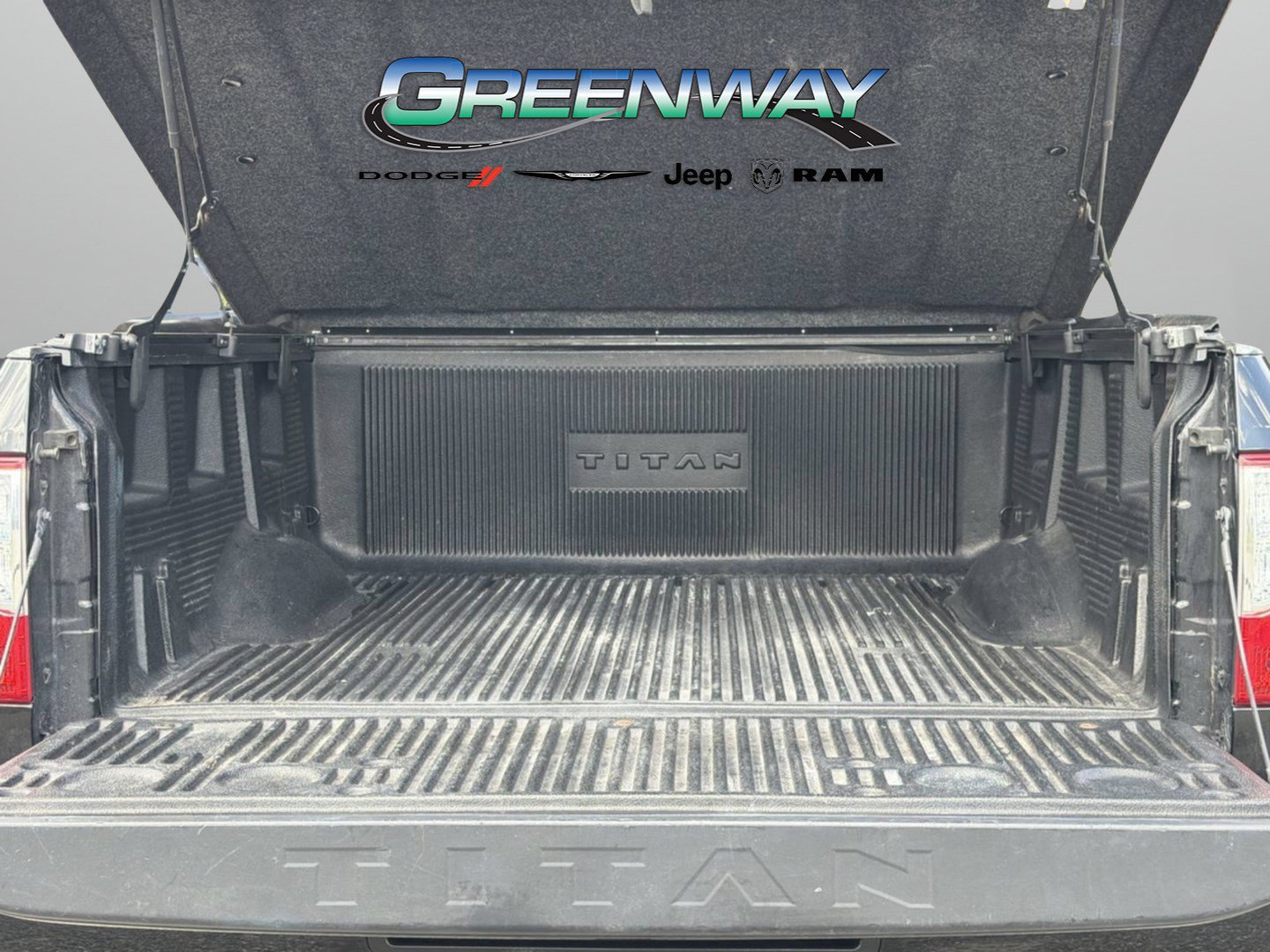 Used 2019 Nissan Titan SV w/ SV Convenience Package RWD image 8