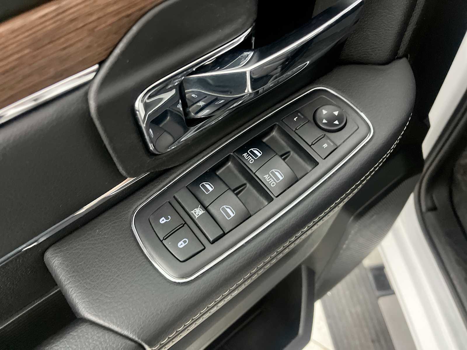 Used 2018 RAM 1500 Laramie w/ Convenience Group AWD/4WD image 21