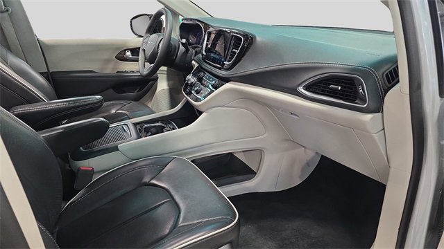 Used 2024 Chrysler Pacifica Limited image 13