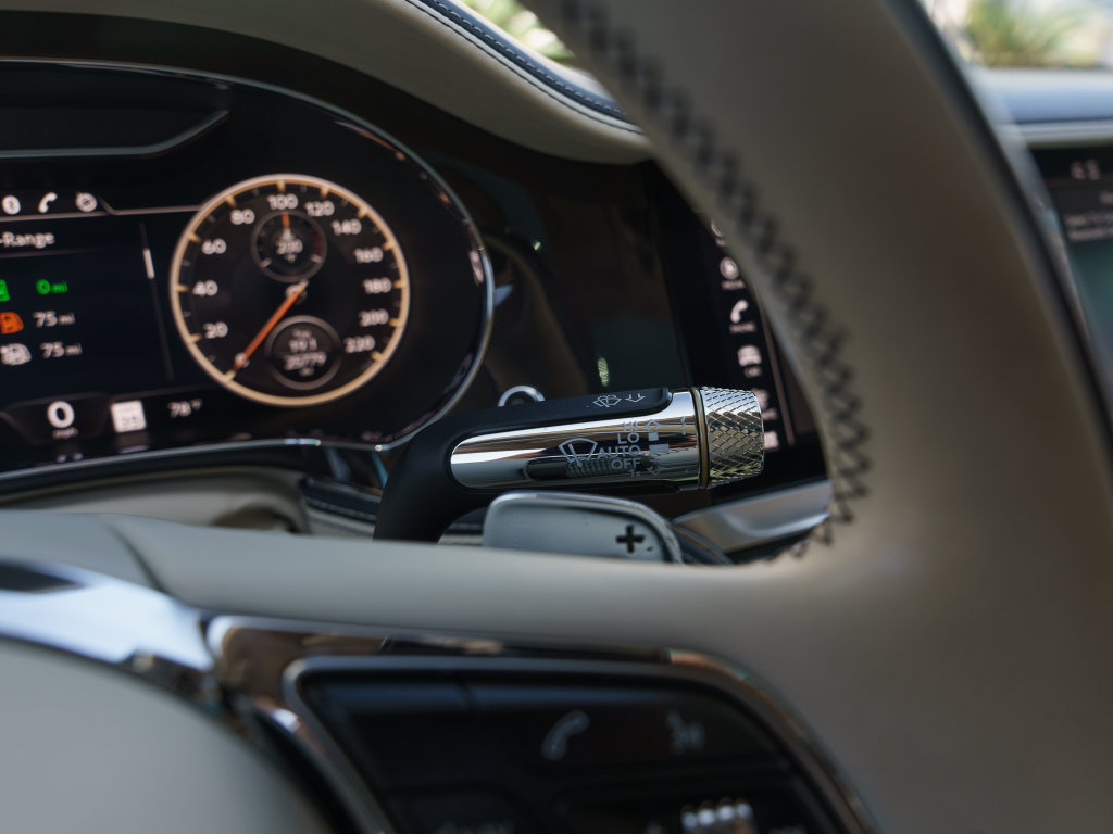 Used 2023 Bentley Flying Spur Plug-In Hybrid AWD/4WD image 12