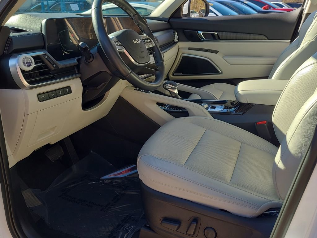 Used 2024 Kia Telluride EX w/ EX Captain's Chair Package image 11