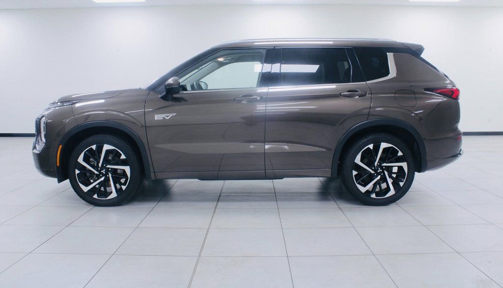 Used 2024 Mitsubishi Outlander SEL image 2