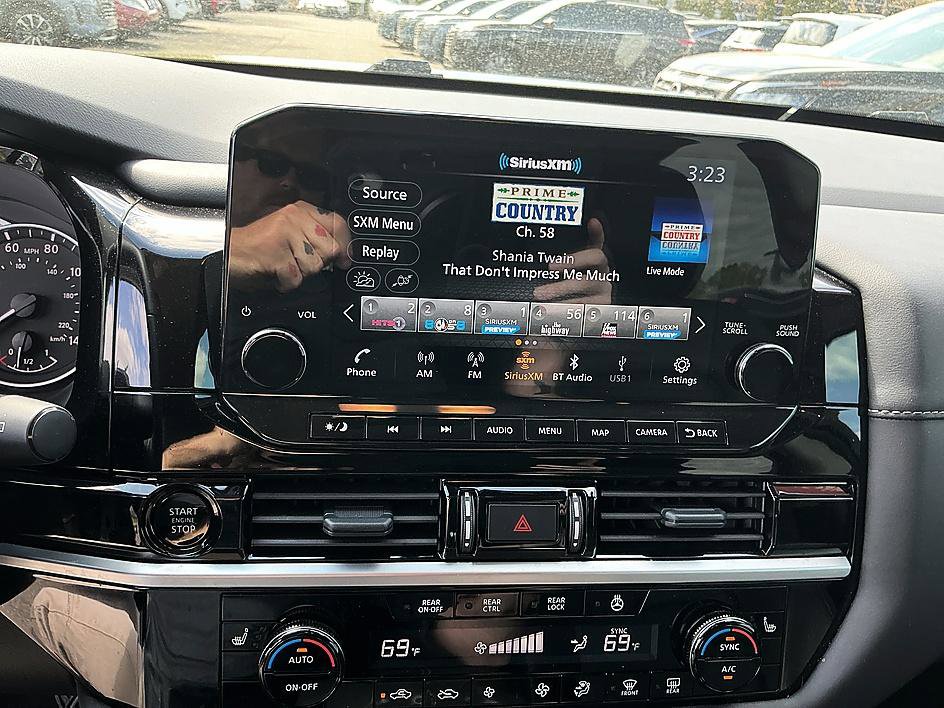 Certified 2025 Nissan Pathfinder SL image 18