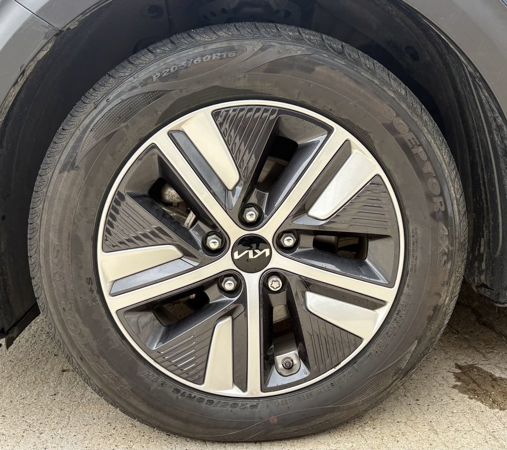 Certified 2022 Kia Niro LXS FWD image 9