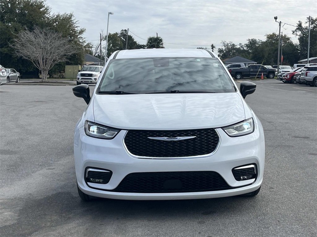 Used 2024 Chrysler Pacifica Touring-L image 8