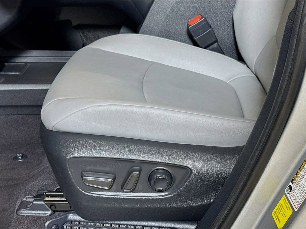 Used 2025 Toyota Sienna XLE image 17