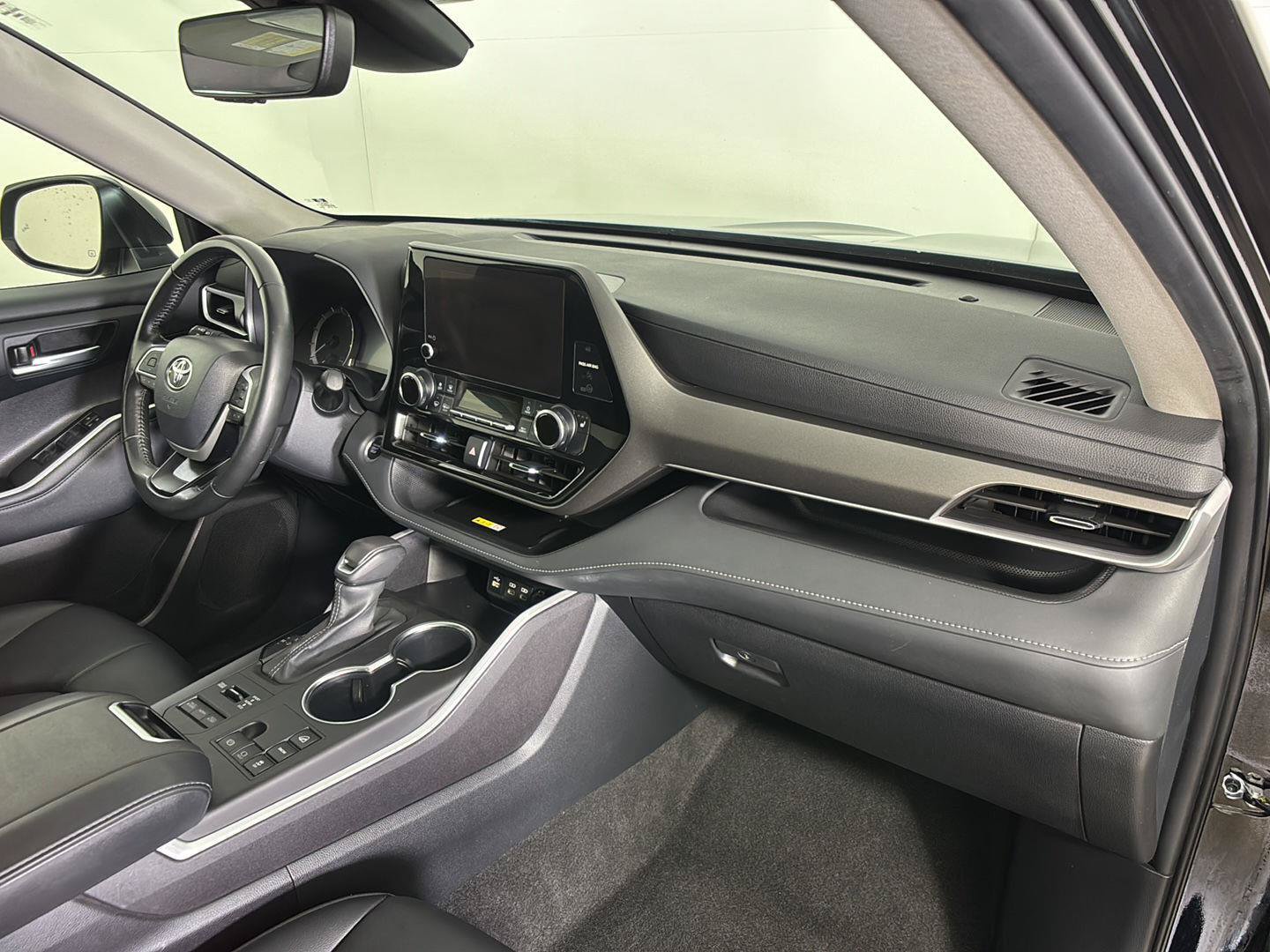 Used 2024 Toyota Highlander XLE AWD/4WD image 23