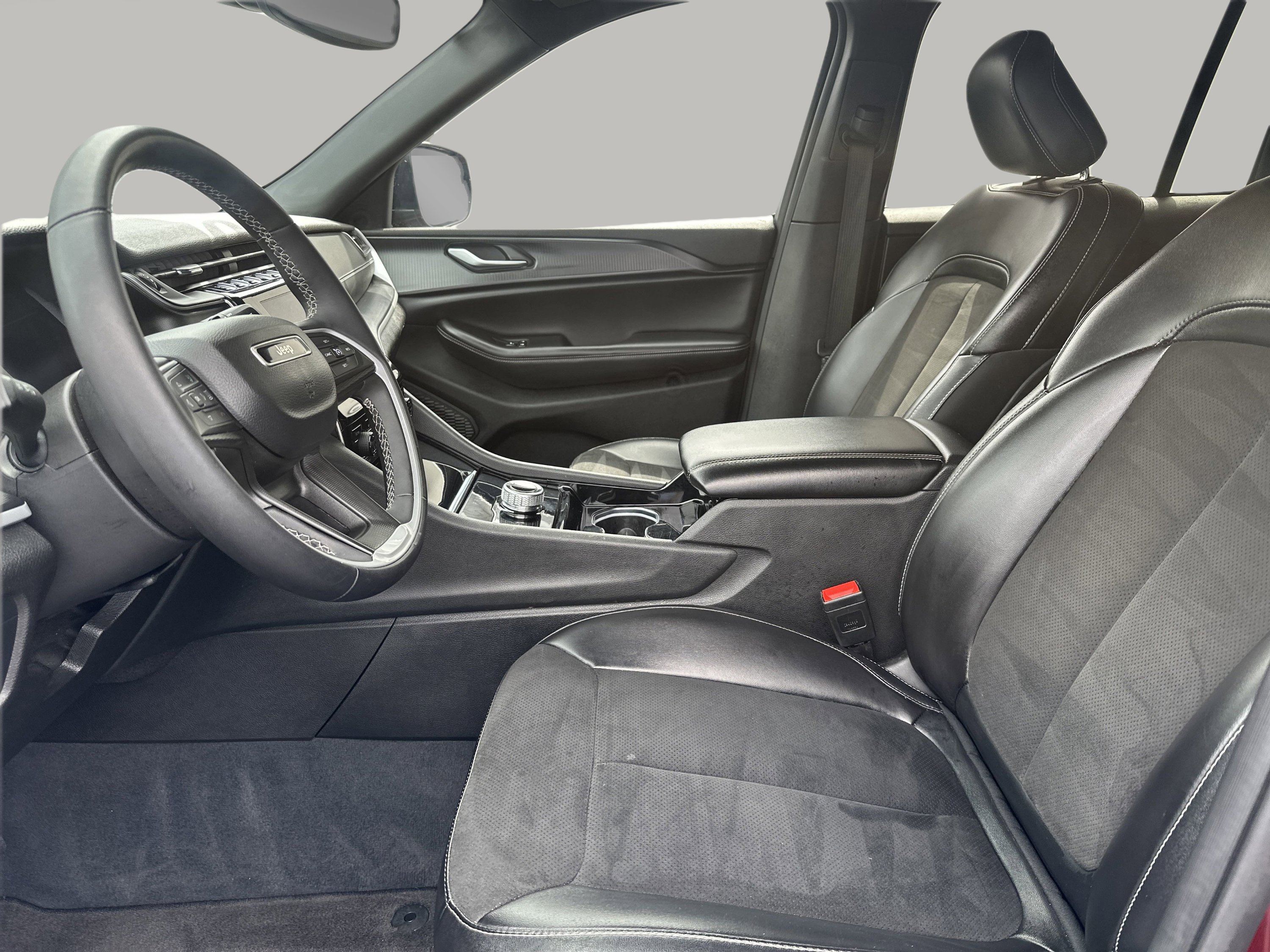 Used 2023 Jeep Grand Cherokee Altitude image 14