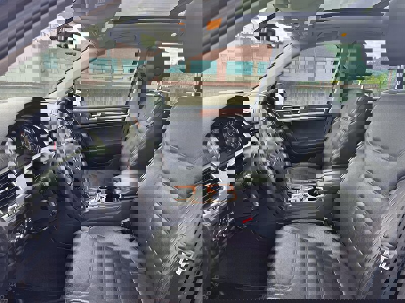 Used 2012 Volkswagen Touareg TDI image 13