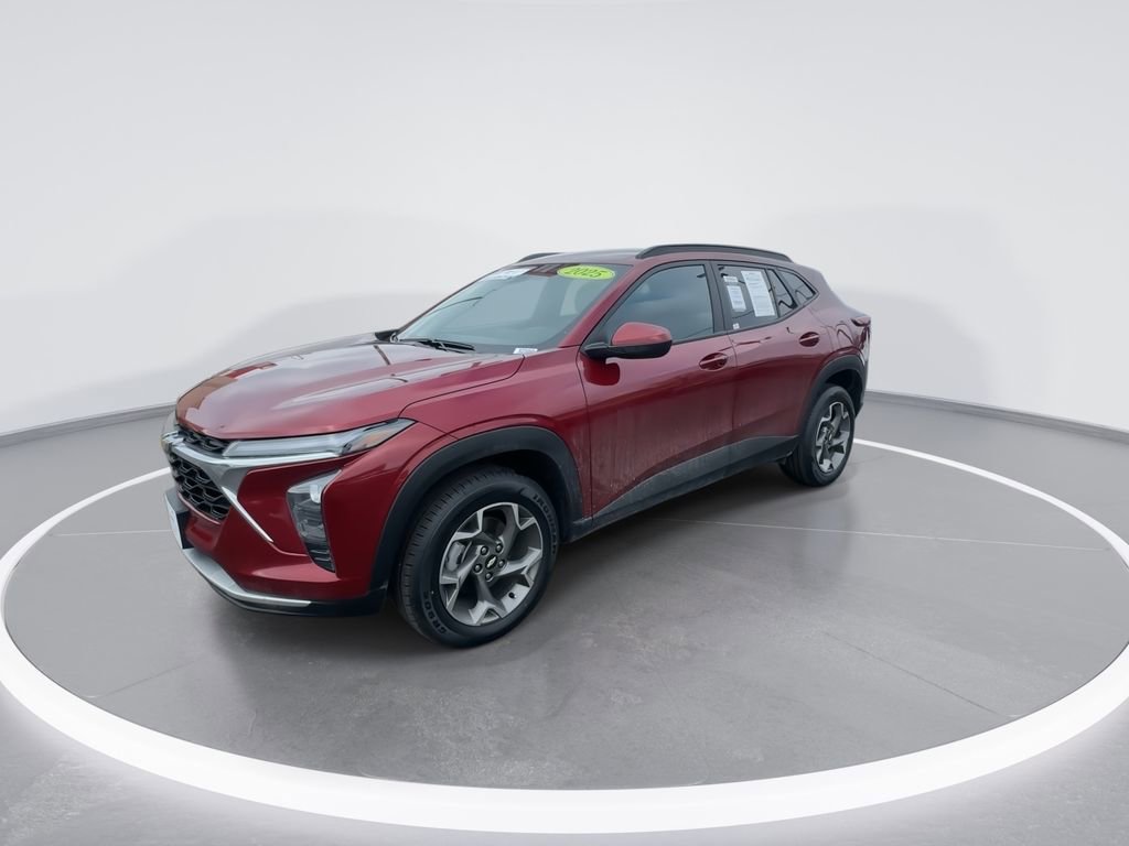 Used 2025 Chevrolet Trax LT w/ LT Convenience Package image 4