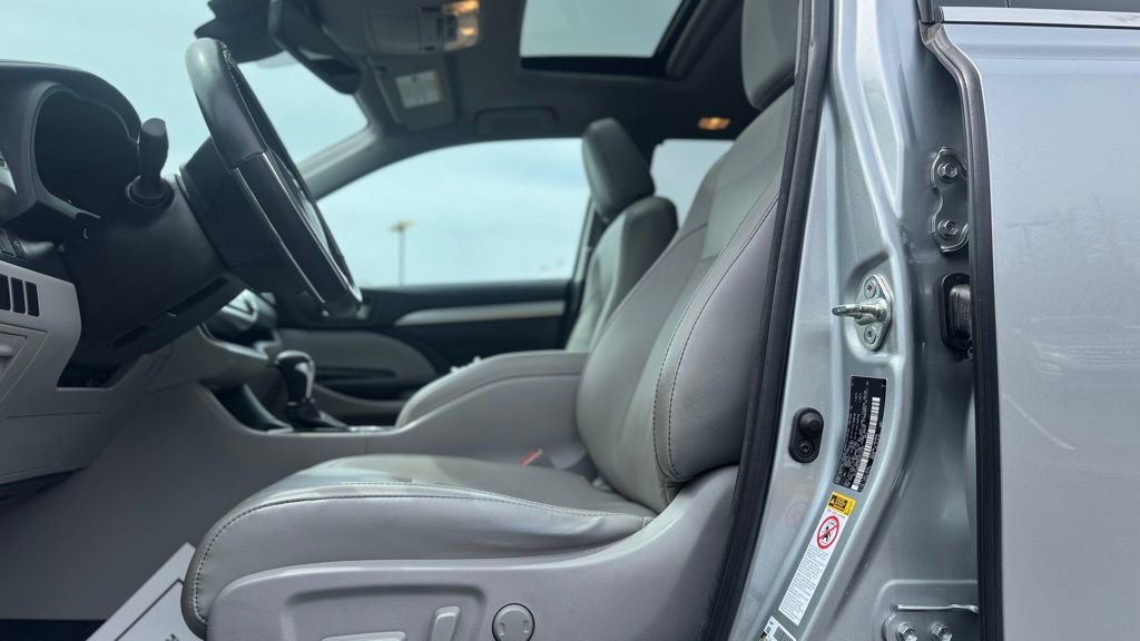 Used 2017 Toyota Highlander XLE AWD/4WD image 18