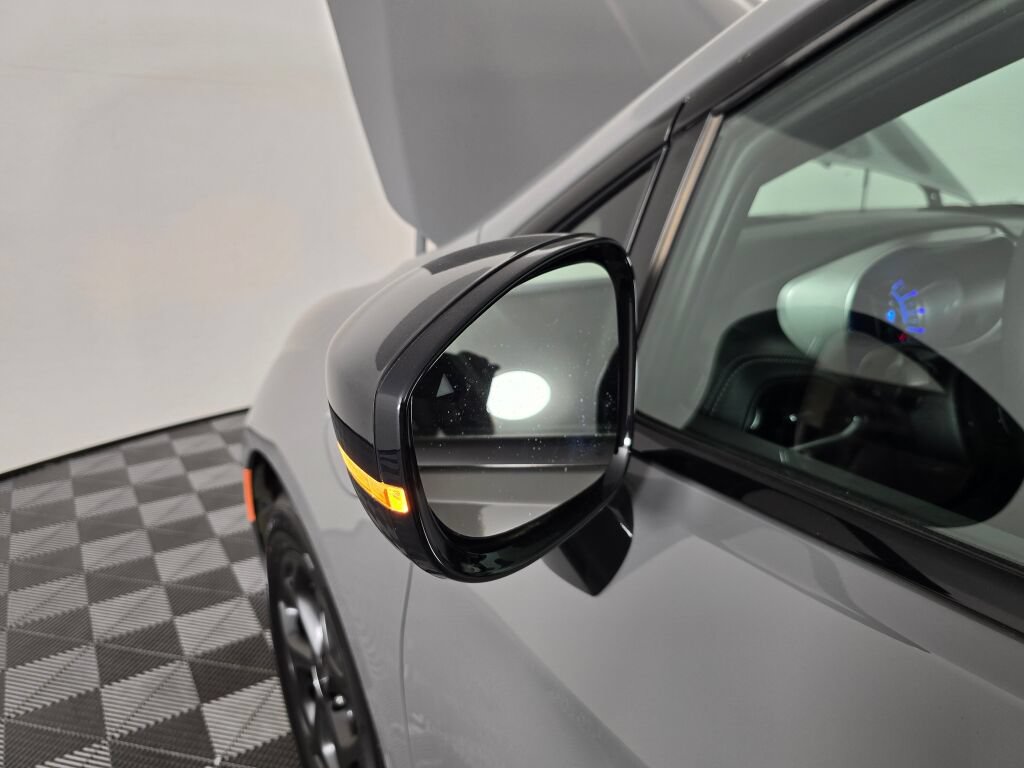 Used 2023 Chrysler Pacifica Limited w/ Uconnect Theater Family Group FWD image 13