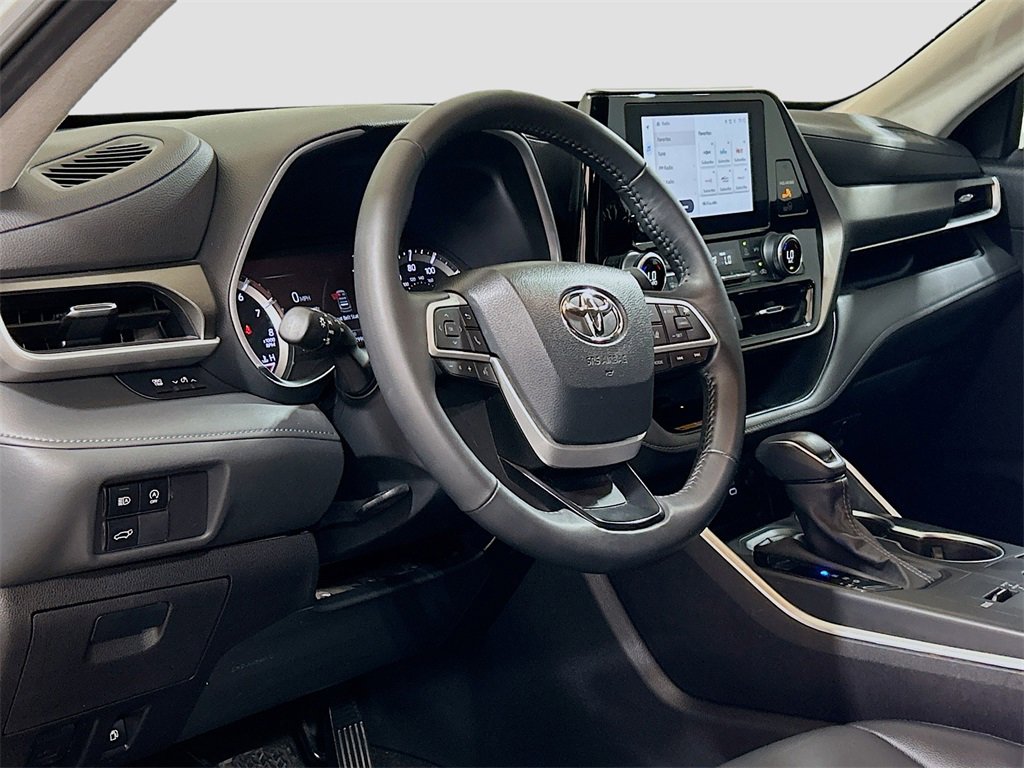 Used 2023 Toyota Highlander XLE image 7