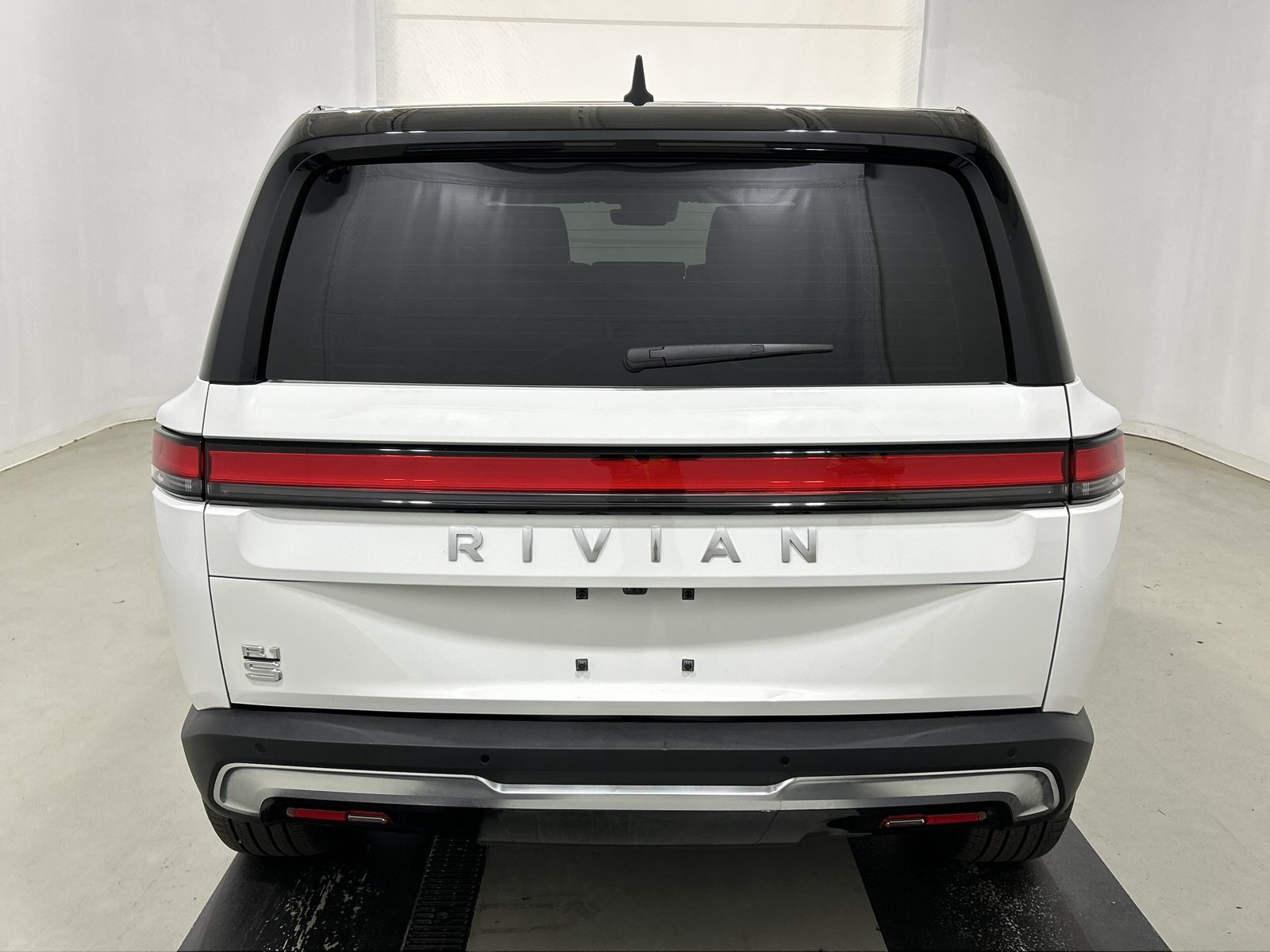 Used 2023 Rivian R1S Adventure AWD/4WD image 4