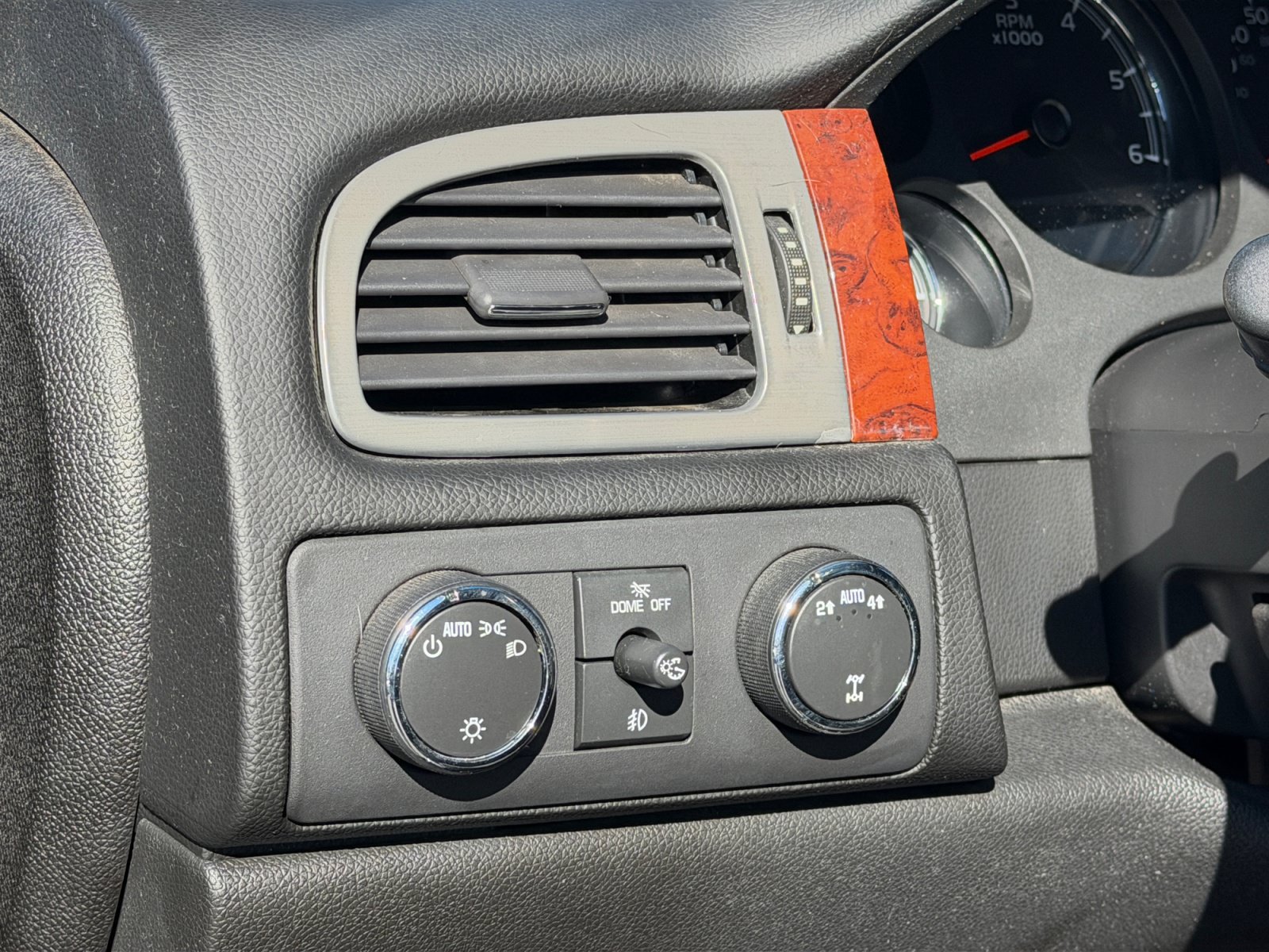 Used 2013 Chevrolet Avalanche LS AWD/4WD image 13