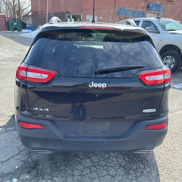Used 2018 Jeep Cherokee Latitude w/ Cold Weather Group image 11