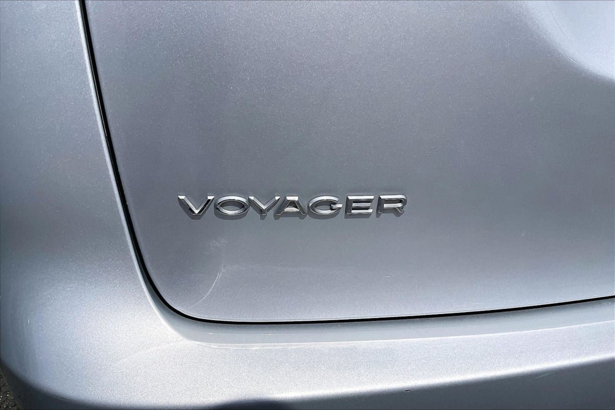 Used 2023 Chrysler Voyager LX FWD image 8