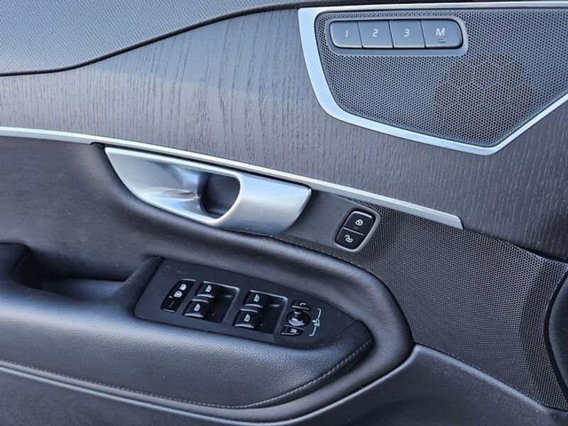 Used 2020 Volvo XC90 T5 Momentum image 30