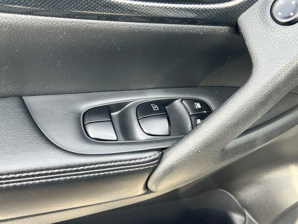 Used 2016 Nissan Rogue SL image 18