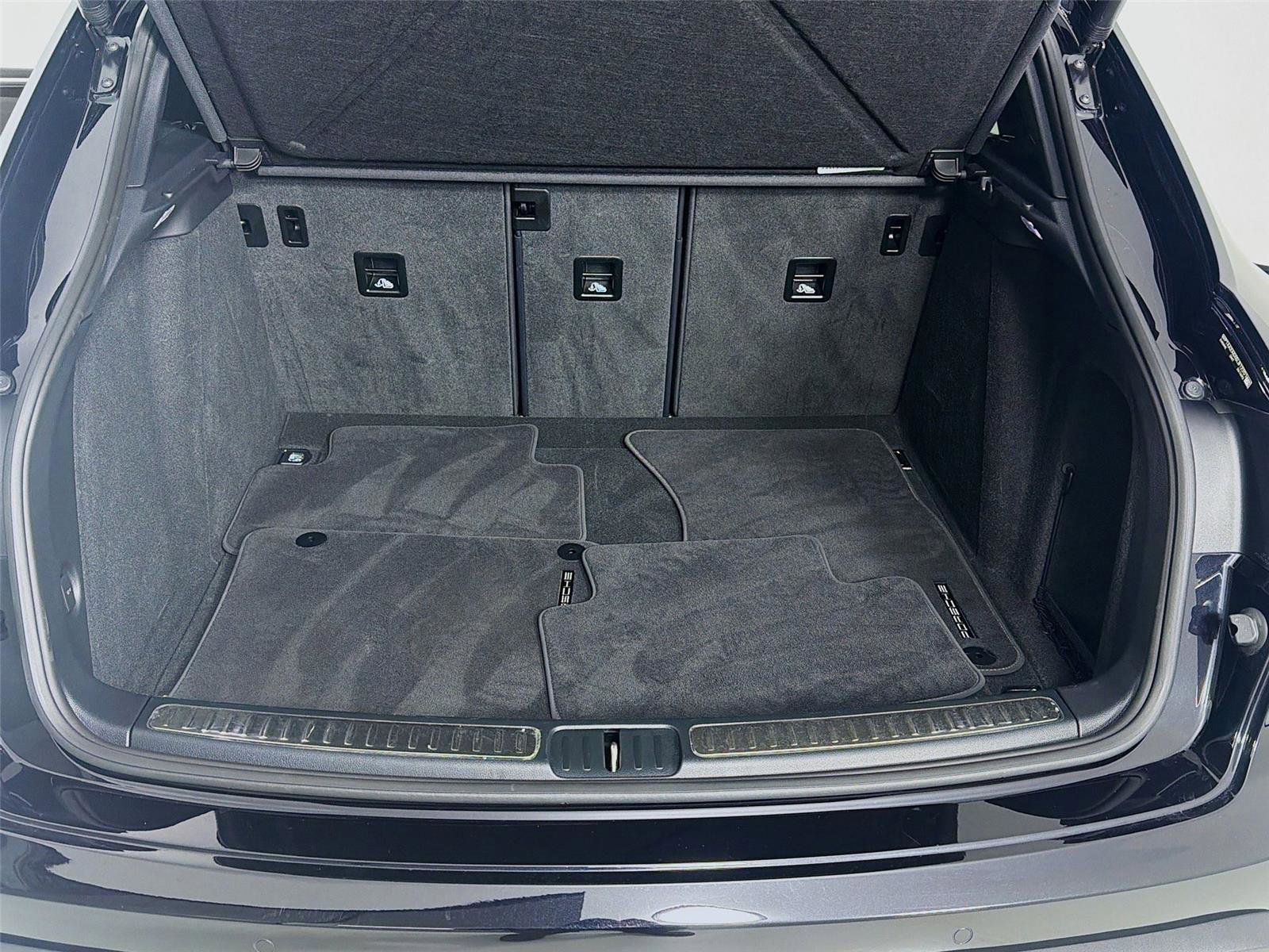 Certified 2025 Porsche Macan AWD/4WD image 26