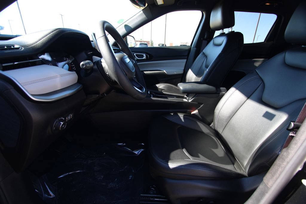 Used 2025 Jeep Compass Limited AWD/4WD image 6