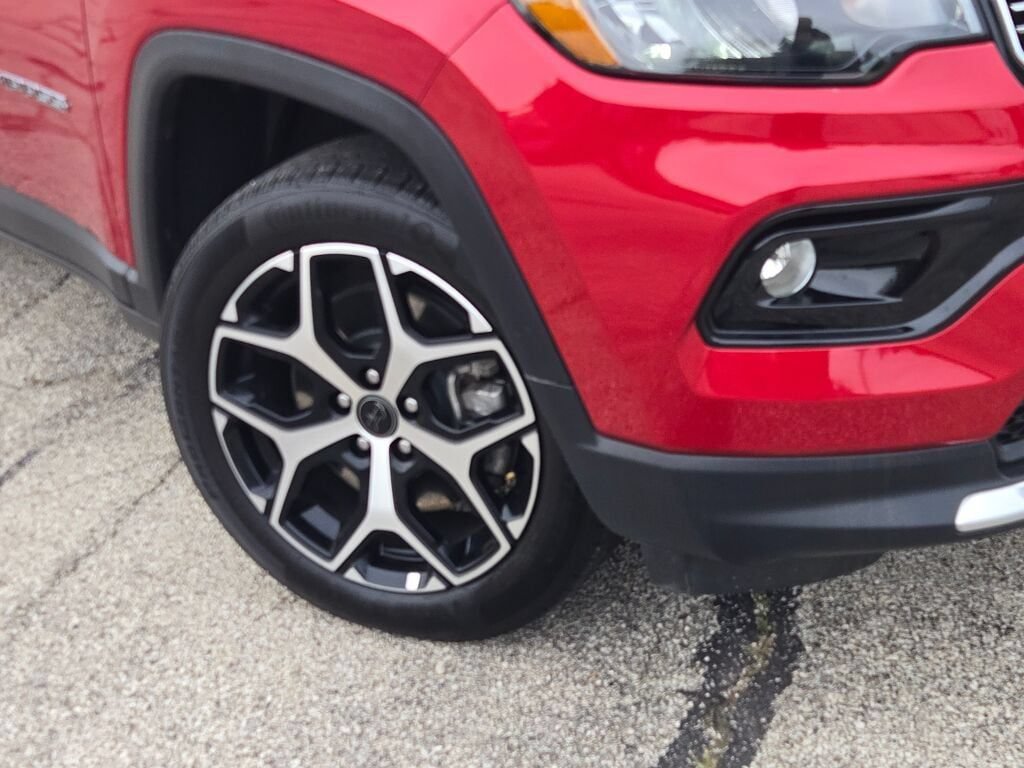 Used 2025 Jeep Compass Limited AWD/4WD image 3
