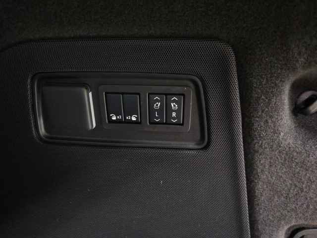 Certified 2024 Cadillac Escalade ESV Premium Luxury Platinum w/ LPO, Floor Liner Package AWD/4WD image 9