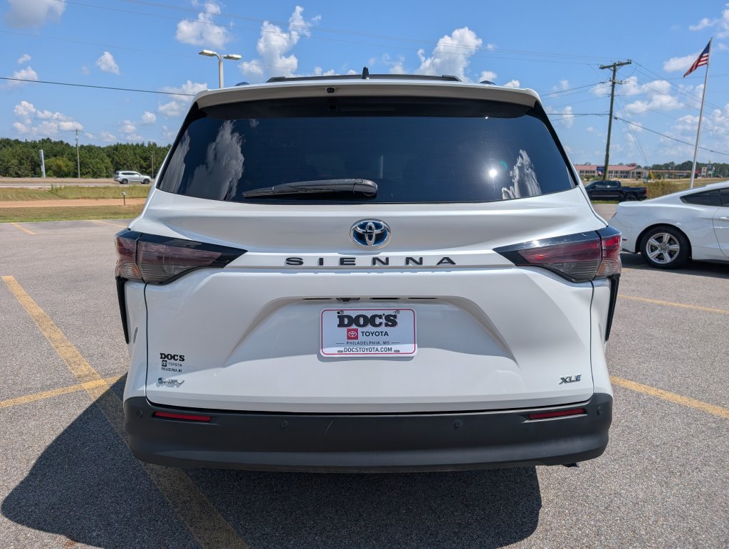Used 2025 Toyota Sienna XLE w/ XLE Plus Package FWD image 4