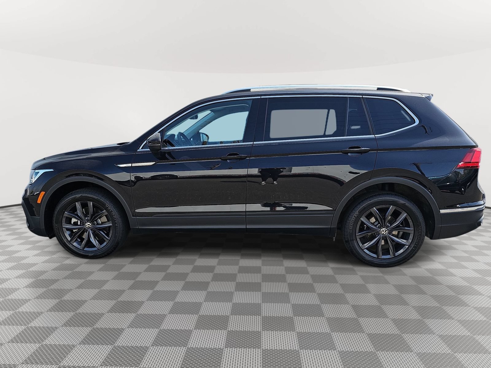 Certified 2024 Volkswagen Tiguan SE FWD image 8