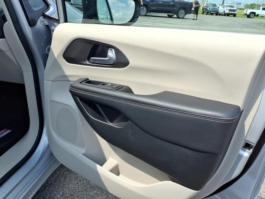 Used 2024 Chrysler Pacifica Touring-L FWD image 11