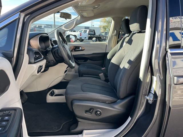 Used 2019 Chrysler Pacifica Touring image 31