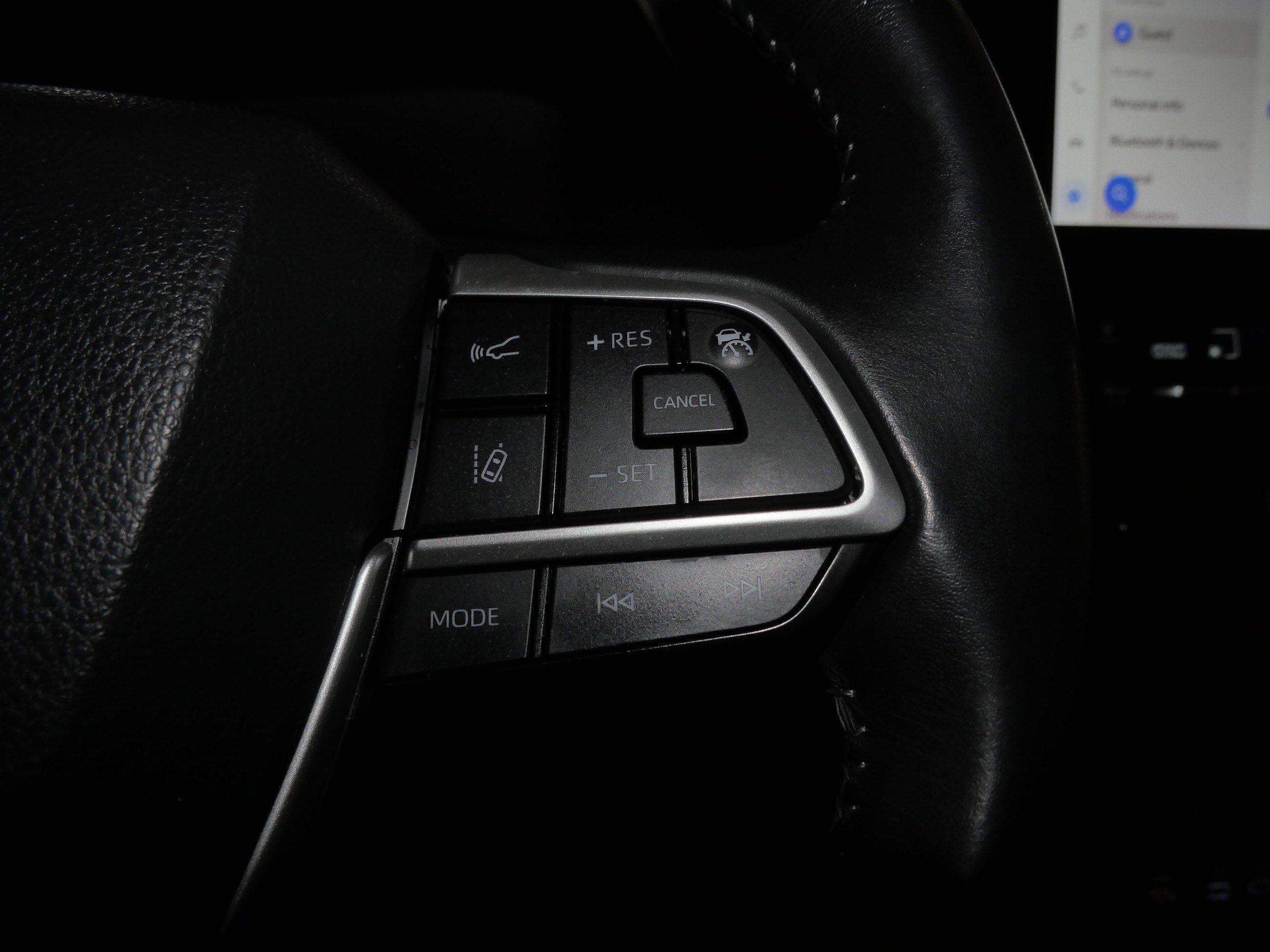 Used 2023 Toyota Highlander LE AWD/4WD image 29