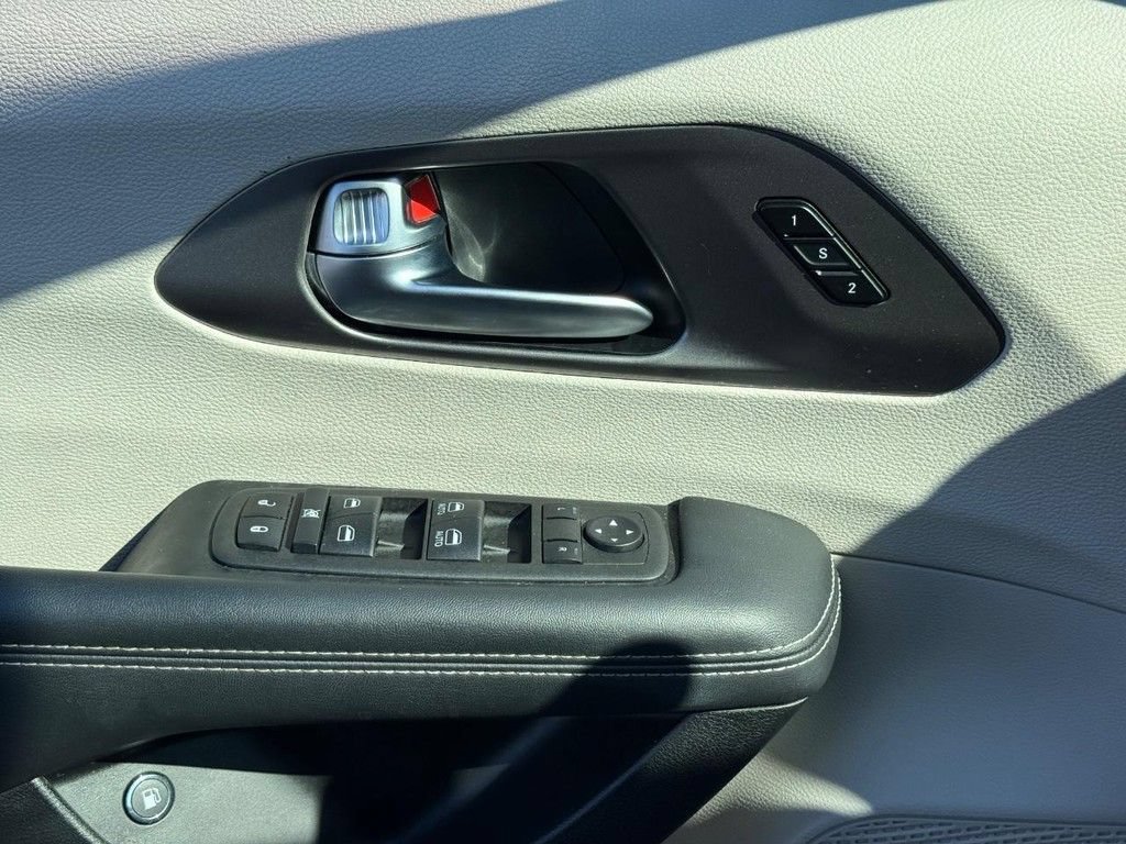 Certified 2024 Chrysler Pacifica Limited FWD image 28