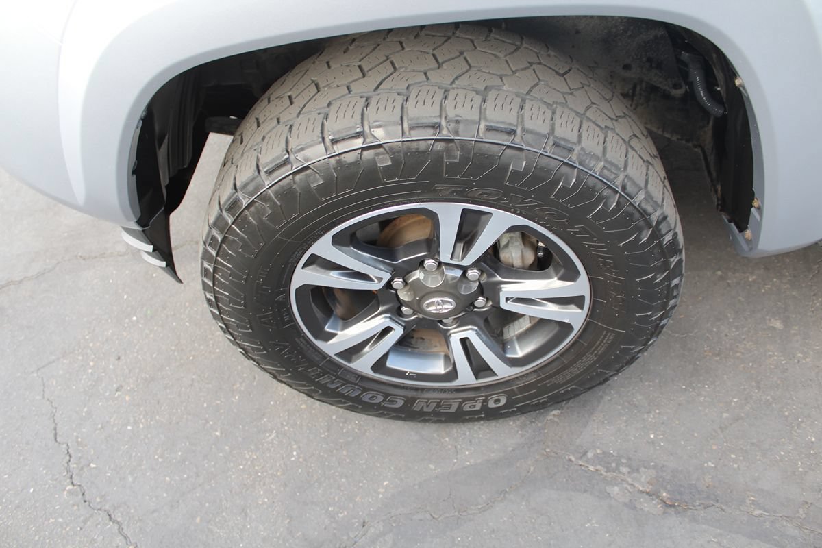 Used 2017 Toyota Tacoma TRD Sport w/ Tow Package RWD image 11
