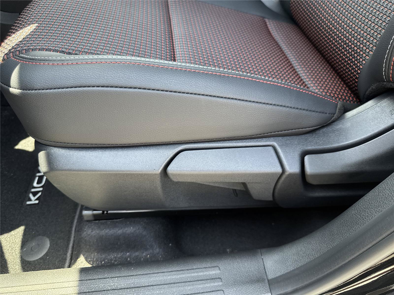 New 2026 Nissan Kicks SR FWD image 12