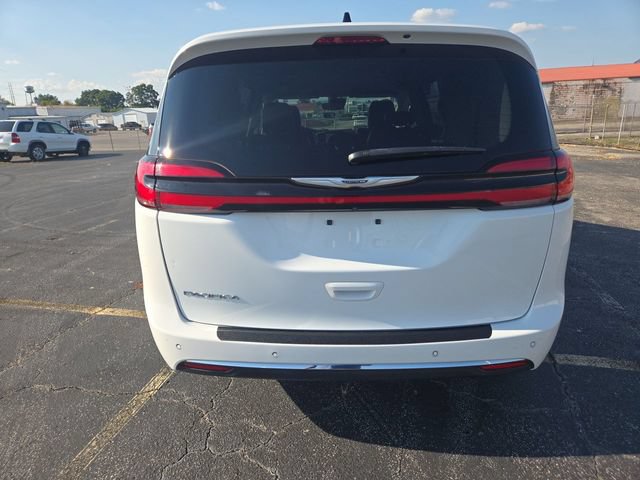 Used 2023 Chrysler Pacifica Touring-L FWD image 7