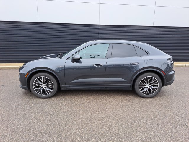 Used 2025 Porsche Macan 4 Electric AWD/4WD image 2