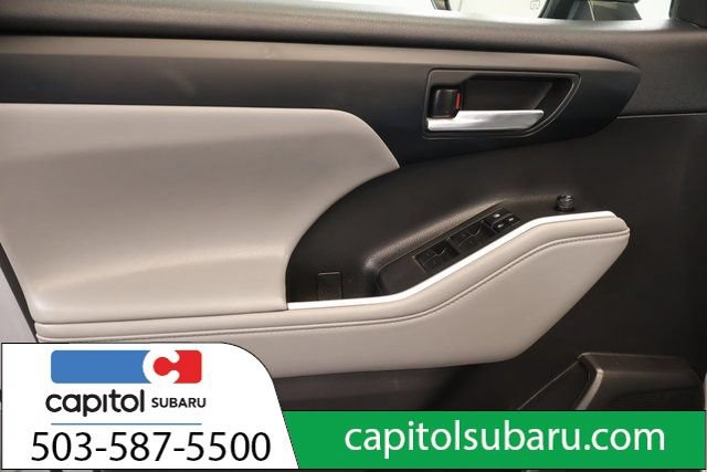 Used 2022 Toyota Highlander XLE AWD/4WD image 11