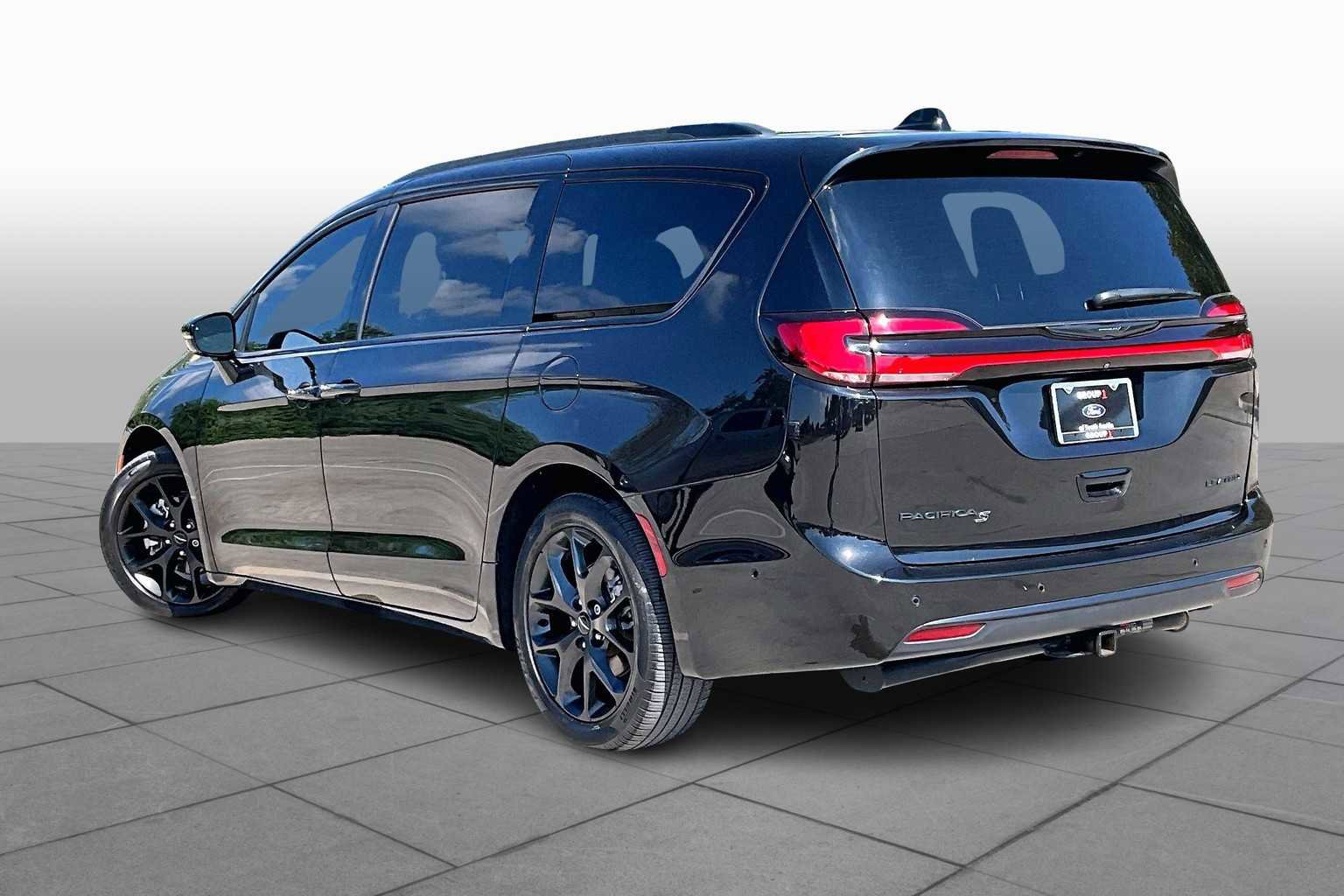 Used 2023 Chrysler Pacifica Limited w/ S Appearance Package image 12