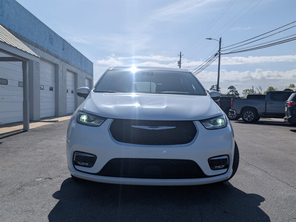 Used 2023 Chrysler Pacifica Touring-L image 2