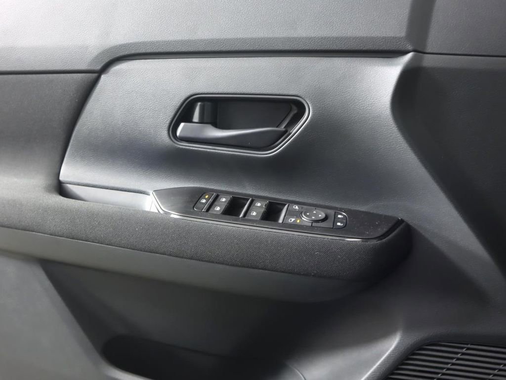 Certified 2025 Nissan Kicks S image 18