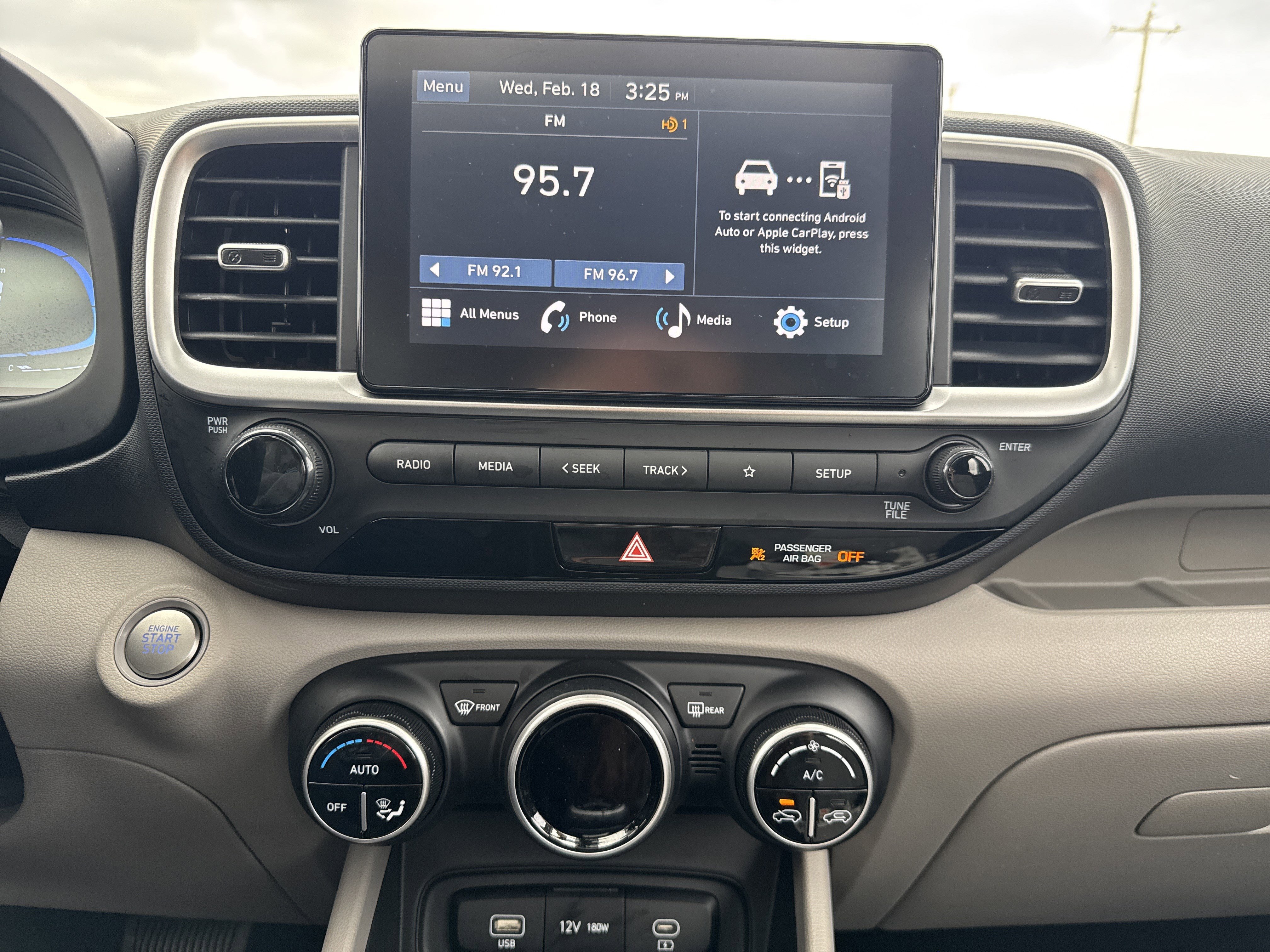 Certified 2025 Hyundai Venue SEL image 12