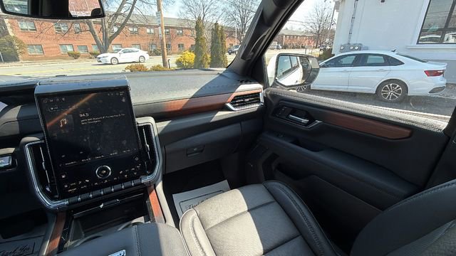 Used 2025 GMC Yukon XL Denali AWD/4WD image 38