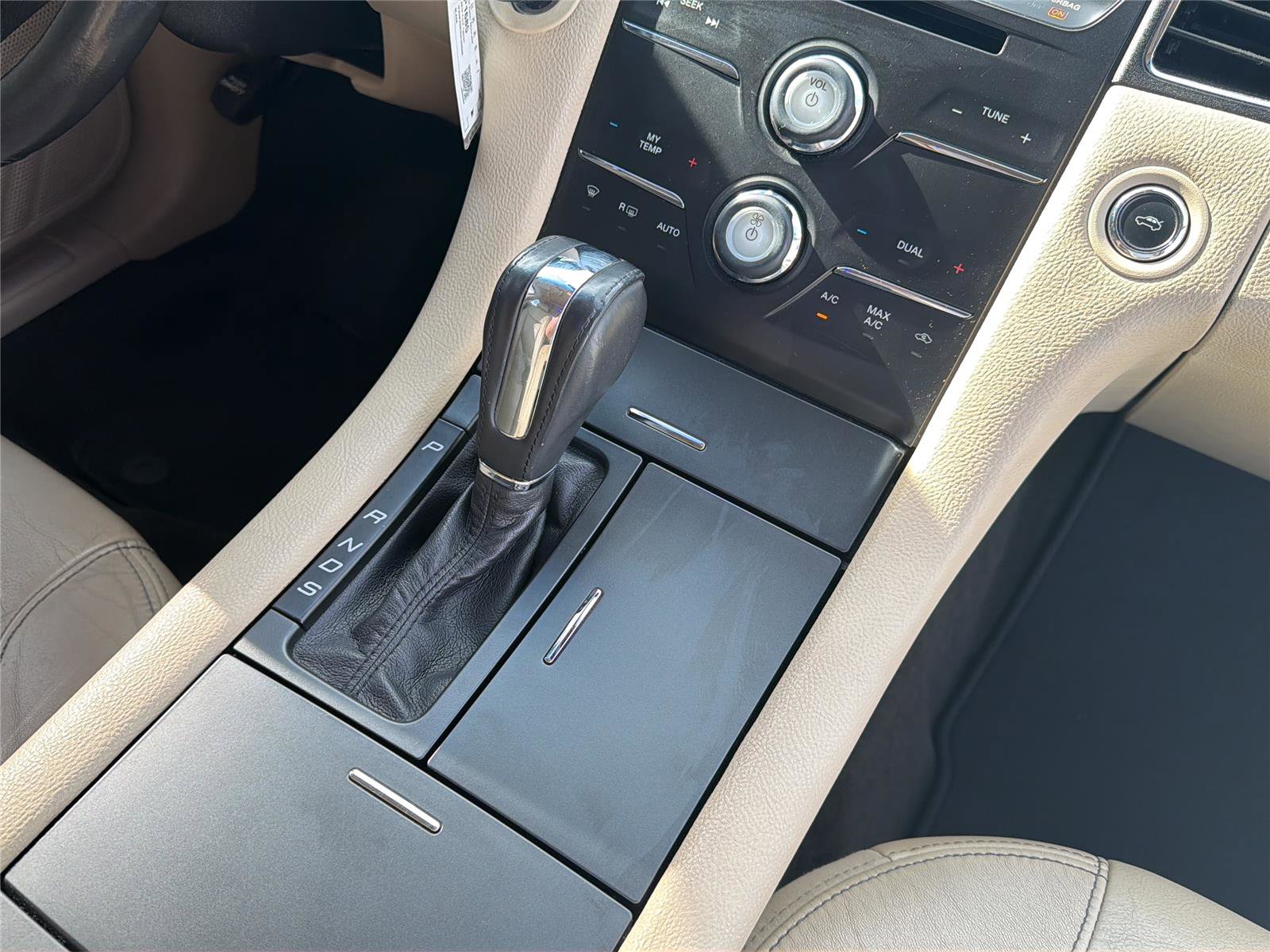 Used 2014 Ford Taurus SEL w/ Equipment Group 201A AWD/4WD image 19